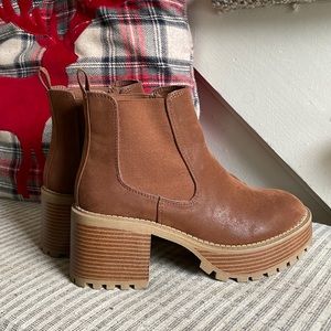 BRAND NEW Chunky heel boots